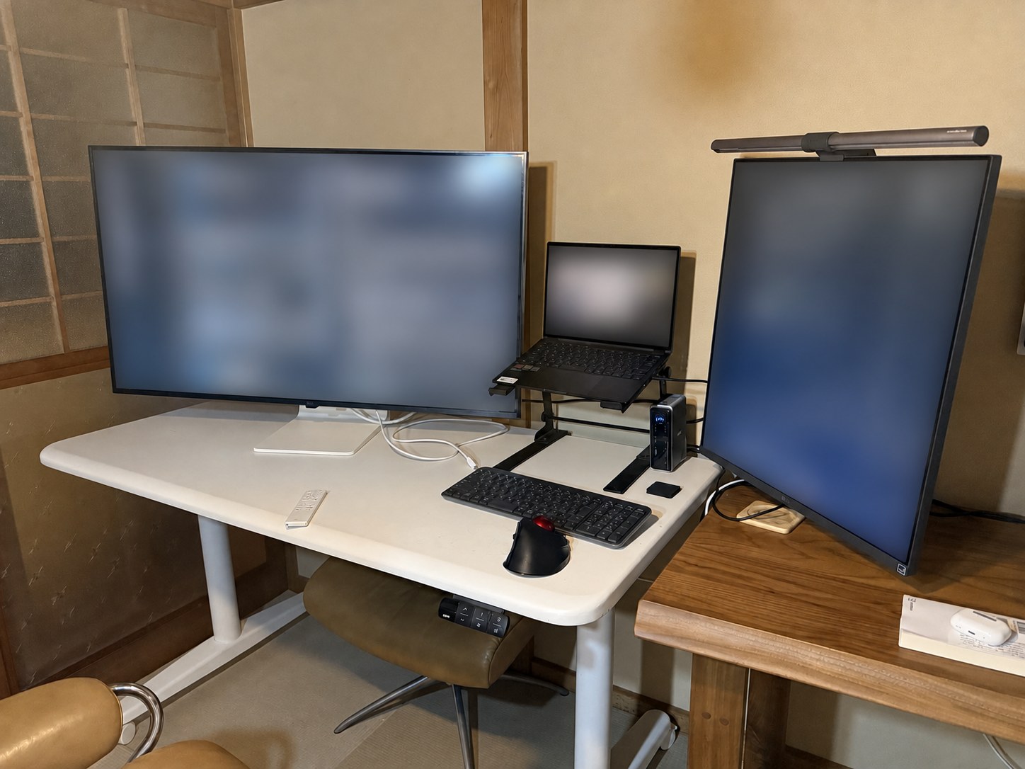 三浦市小網代の一軒家に設けた仕事部屋。机に業務用PCと複数のモニターが並んでいる